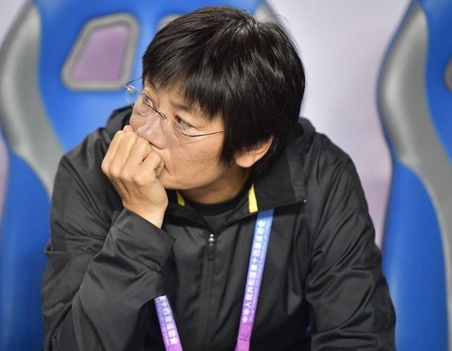 杨华忠则坐直了身子，笑眯眯瞅着杨若晴。